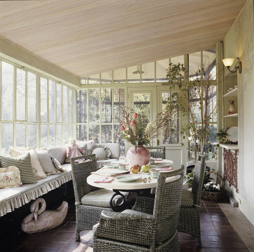 家,吃饭,太阳,别墅,地板,天花板,天鹅,花瓶,日光,瓷砖,饭厅,房屋,屋子,光,公寓,地面,洋房,楼房,住宅,粉色,绿色,枕头,夏天,涂料,起居室,柳条,着色,阳光房,房子,门廊