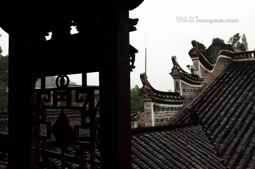 无人,家,栏杆,横图,室外,白天,仰视,旅游,度假,美景,树林,植物,阁楼,井冈山,中国,亚洲,许多,阴影,古老,光线,影子,房屋,屋顶,屋子,景观,围栏,围墙,地面,顶棚,娱乐,江西,护栏,楼房,镂空,住宅,树,树木,蓝色,绿色,蓝天,天空,阳光,自然,天,享受,休闲,景色,放松,生长,晴朗,成长,自然风光,东亚,江西省,万里无云,中华人民共和国,华东地区,赣,革命,吉安,吉安市,书院,革命根据地,龙江书院,明道堂,晴空,晴空万里,彩图,低角度拍摄,房子,bjzqp1