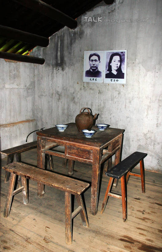 无人,家,竖图,俯视,照片,室内,白天,旅游,度假,美景,餐桌,地板,桌子,井冈山,中国,亚洲,吊挂,悬挂,阴影,古老,光线,毛泽东,板凳,影子,陶瓷,凳子,房屋,墙,屋子,景观,陶瓷制品,地面,挂,娱乐,江西,楼房,木地板,墙壁,墙面,住宅,三个,阳光,自然,茶壶,碗,享受,休闲,景色,放松,主席,餐台,领导,自然风光,毛主席,东亚,江西省,中华人民共和国,华东地区,赣,革命,吉安,吉安市,二十八画生,贺子珍,润之,诗人,石三伢子,咏芝,革命家,理论家,首脑,战略家,条凳,革命根据地,毛泽东旧居,相片,彩图,高角度拍摄,房子,bjzqp1
