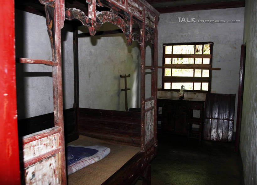 无人,横图,俯视,室内,白天,旅游,度假,美景,床,桌子,井冈山,中国,亚洲,阴影,光线,席子,影子,墙,景观,床单,地面,娱乐,被子,书桌,江西,架子,墙壁,墙面,阳光,自然,课桌,享受,休闲,景色,放松,单人床,被单,自然风光,东亚,江西省,中华人民共和国,华东地区,赣,革命,吉安,吉安市,革命根据地,彩图,高角度拍摄,bjzqp1