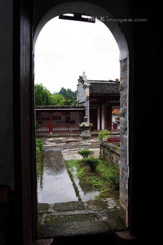 无人,栏杆,竖图,室外,白天,仰视,旅游,度假,美景,树林,植物,门,井冈山,中国,亚洲,许多,阴影,光线,影子,柱子,墙,景观,围栏,围墙,地面,娱乐,江西,护栏,墙壁,墙面,树,树木,蓝色,绿色,蓝天,天空,阳光,自然,门框,天,享受,休闲,景色,放松,生长,晴朗,成长,自然风光,东亚,江西省,万里无云,中华人民共和国,华东地区,赣,革命,吉安,吉安市,革命根据地,晴空,晴空万里,彩图,低角度拍摄,bjzqp1