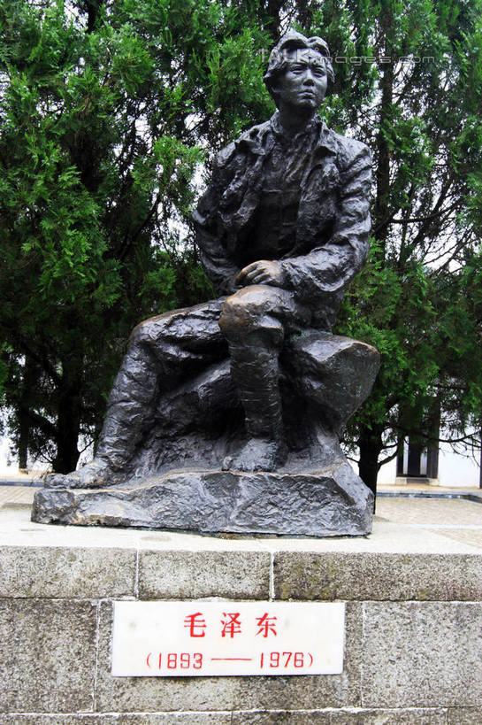 无人,坐,竖图,室外,白天,仰视,旅游,度假,美景,树林,植物,雕塑,井冈山,中国,亚洲,许多,艺术,装饰,毛泽东,标志,雕刻,雕像,文字,字符,景观,注视,娱乐,标识,江西,石雕,树,树木,蓝色,绿色,蓝天,天空,自然,工艺品,天,观察,看,享受,休闲,汉字,景色,放松,主席,生长,晴朗,成长,观看,纪念,美术,察看,领导,关注,中文,自然风光,主题,共产党,陈列,毛主席,东亚,中国共产党,红军,江西省,万里无云,中华人民共和国,华东地区,功能,美学,国文,华文,赣,革命,吉安,吉安市,二十八画生,润之,诗人,石三伢子,咏芝,革命家,理论家,首脑,战略家,革命根据地,晴空,晴空万里,坐着,彩图,低角度拍摄,bjzqp1