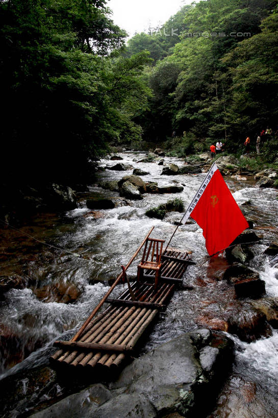 走,竖图,俯视,室外,白天,旅游,度假,草地,草坪,河流,石头,美景,水,植物,急流,旗帜,椅子,井冈山,中国,亚洲,游客,石子,木椅,河水,景观,水流,许多人,娱乐,旗子,江西,旅客,草,绿色,小溪,自然,溪水,一群人,享受,休闲,激流,景色,放松,自然风光,东亚,木排,木筏,江西省,中华人民共和国,华东地区,赣,革命,旌旗,旗号,吉安,吉安市,洪流,党旗,中国共产党党旗,革命根据地,石块,岩石,步行,散步,走路,彩图,高角度拍摄,全身,bjzqp1