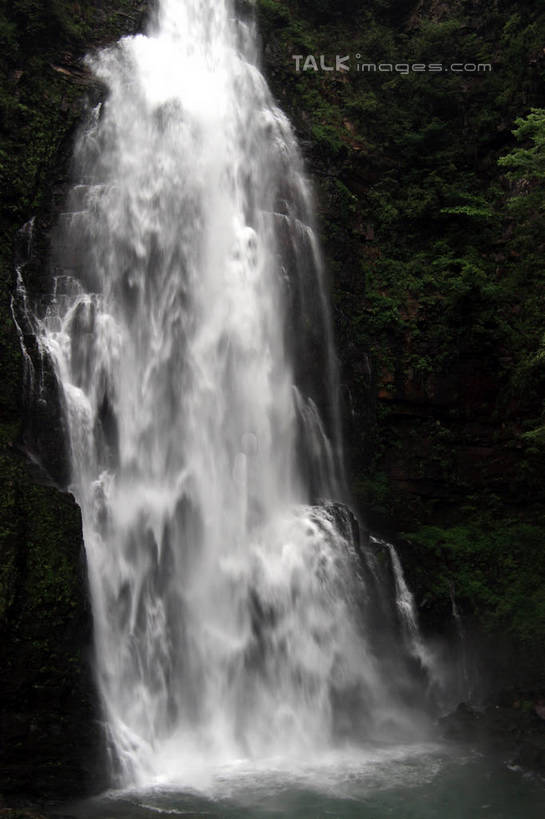 无人,竖图,室外,白天,正面,旅游,度假,河流,石头,美景,瀑布,山,山脉,水,井冈山,中国,亚洲,飞溅,溅,石子,液体,河水,景观,山峰,水滴,水花,水流,山峦,娱乐,江西,水珠,小溪,自然,群山,溪水,享受,休闲,景色,放松,倾泻,倾注,喷洒,自然风光,东亚,江西省,中华人民共和国,华东地区,赣,革命,吉安,吉安市,泼洒,革命根据地,跌水,石块,岩石,彩图,bjzqp1