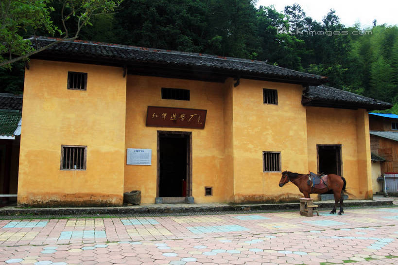 无人,家,站,横图,室外,白天,仰视,旅游,度假,美景,山,树林,植物,道路,路,公路,马,野生动物,井冈山,中国,亚洲,许多,房屋,墙,屋子,景观,山峰,交通,山峦,注视,娱乐,江西,楼房,一匹,墙壁,墙面,住宅,树,树木,黄色,蓝色,绿色,蓝天,天空,自然,动物,天,观察,看,站着,享受,休闲,景色,放松,运输,牲畜,生长,晴朗,成长,观看,察看,关注,自然风光,东亚,江西省,万里无云,中华人民共和国,华东地区,赣,革命,吉安,吉安市,造纸厂,革命根据地,红军造纸厂,晴空,晴空万里,马路,站立,彩图,低角度拍摄,全身,房子,bjzqp1