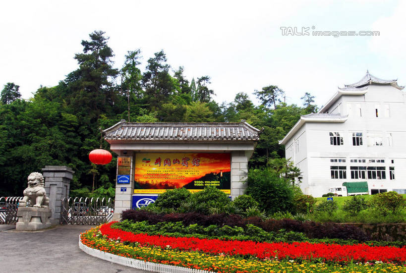 无人,家,栏杆,横图,室外,白天,正面,旅游,度假,草地,美景,植物,道路,路,公路,哺乳动物,野生动物,狮子,照明,雕塑,井冈山,中国,亚洲,艺术,装饰,盛开,灯笼,雕刻,雕像,纸灯笼,房屋,屋子,景观,围栏,交通,花蕾,娱乐,江西,护栏,楼房,石雕,住宅,草,花,花瓣,花朵,鲜花,红色,蓝色,绿色,蓝天,天空,自然,动物,工艺品,灯具,天,花苞,花蕊,享受,休闲,景色,放松,晴朗,纪念,照亮,美术,照明设备,自然风光,主题,凶猛,陈列,东亚,江西省,万里无云,中华人民共和国,华东地区,功能,美学,赣,革命,吉安,吉安市,革命根据地,井冈山宾馆,残暴,凶残,晴空,晴空万里,马路,彩图,房子,客店,客栈,旅店,旅馆,旅舍,bjzqp1