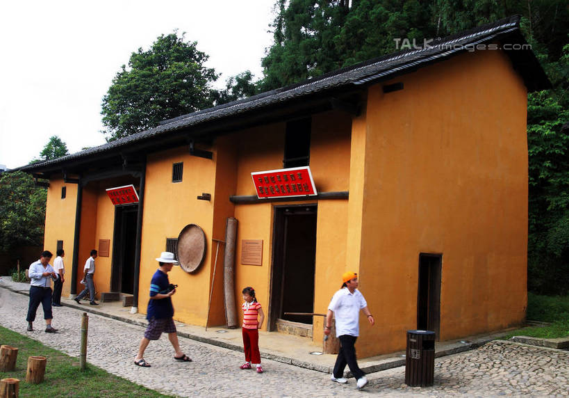 东方人,家,站,走,横图,室外,白天,正面,旅游,度假,草地,美景,树林,植物,井冈山,中国,亚洲,许多,游客,古老,牌匾,房屋,屋子,景观,地面,许多人,黄种人,娱乐,江西,楼房,旅客,住宅,草,树,树木,黄色,蓝色,绿色,蓝天,天空,自然,天,站着,一群人,享受,休闲,景色,放松,生长,晴朗,成长,自然风光,东亚,毛泽东故居,江西省,万里无云,中华人民共和国,华东地区,赣,革命,吉安,吉安市,革命根据地,亚洲人,晴空,晴空万里,步行,散步,站立,走路,彩图,全身,房子,bjzqp1