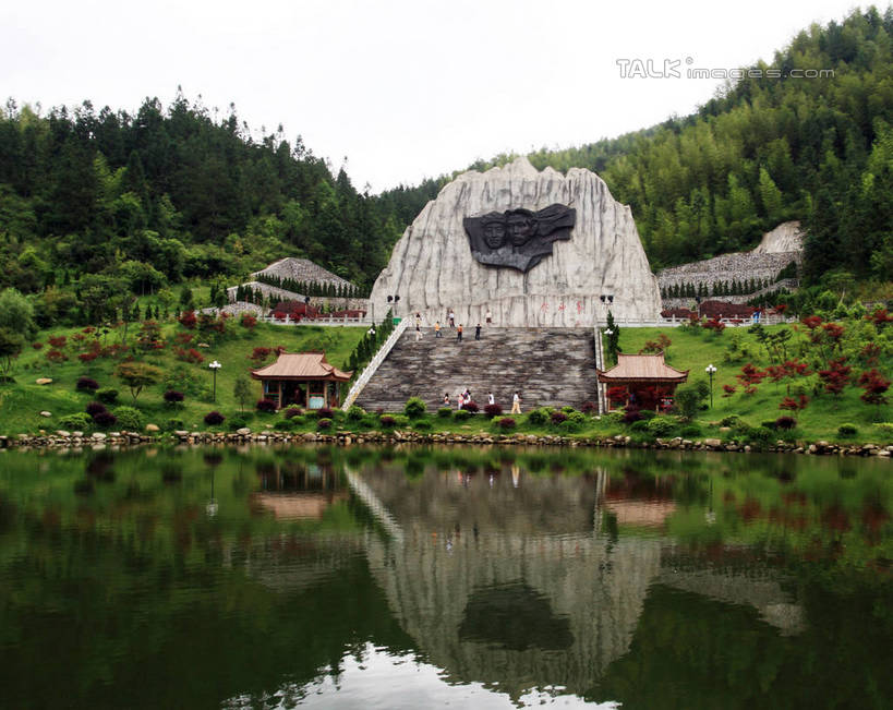 东方人,栏杆,站,横图,室外,白天,正面,旅游,度假,河流,美景,树林,水,植物,楼梯,路灯,照明,雕塑,井冈山,中国,亚洲,许多,游客,艺术,装饰,雕刻,雕像,扶手,阶梯,亭子,河水,景观,水流,灯光,许多人,黄种人,娱乐,江西,护栏,石雕,旅客,台阶,灯,树,树木,蓝色,绿色,蓝天,天空,自然,工艺品,凉亭,天,站着,一群人,享受,休闲,景色,放松,生长,晴朗,成长,纪念,照亮,美术,照明设备,自然风光,主题,陈列,东亚,江西省,万里无云,中华人民共和国,华东地区,功能,美学,赣,革命,吉安,吉安市,革命根据地,井冈山革命烈士陵园,井冈山烈士陵园,亚洲人,晴空,晴空万里,站立,彩图,全身,bjzqp1