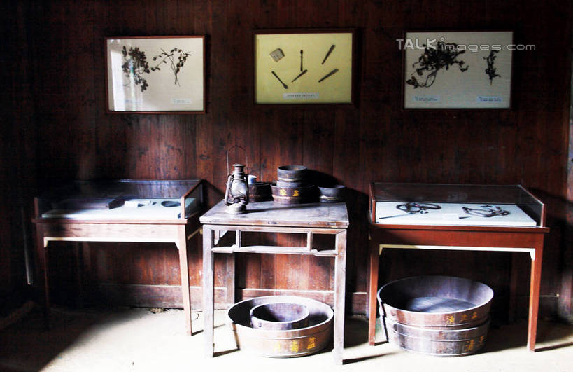 无人,横图,俯视,室内,白天,旅游,度假,绘画,美景,桌子,照明,井冈山,中国,亚洲,阴影,艺术,装饰,光线,木盆,影子,墙,景观,灯光,文化,娱乐,书桌,江西,壁画,墙壁,墙面,灯,阳光,自然,课桌,灯具,享受,休闲,景色,放松,华丽,修饰,照亮,点缀,照明设备,自然风光,油灯,东亚,江西省,一盏,中华人民共和国,华东地区,衬托,美观,雅致,雅观,赣,革命,吉安,吉安市,革命根据地,画画,彩图,高角度拍摄,bjzqp1