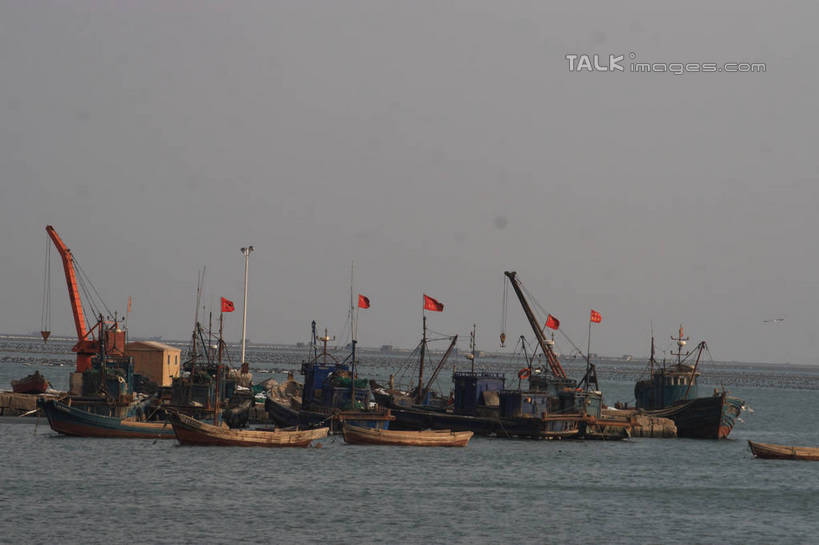 无人,码头,横图,俯视,室外,白天,湖,湖泊,美景,水,港口,轮船,船,旗帜,许多,阴影,波纹,光线,影子,湖面,景观,水流,水面,涟漪,红旗,旗子,蓝色,蓝天,水纹,天空,阳光,自然,交通工具,波浪,湖水,天,休闲,景色,放松,晴朗,波光粼粼,载具,万里无云,水晕,旌旗,旗号,晴空,晴空万里,彩图,高角度拍摄,摆渡口,埠头,渡口,渡头,港湾,海港,货运码头,口岸,商港,bjzqp1