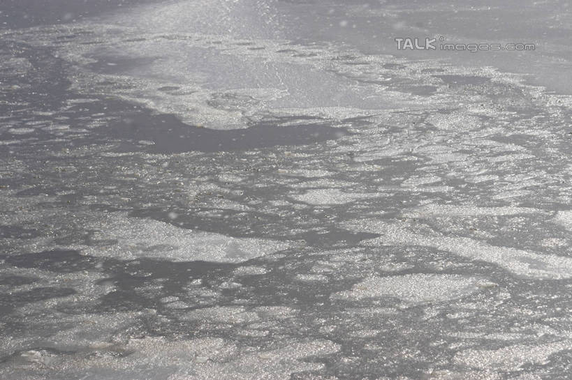 无人,横图,俯视,室外,白天,湖,湖泊,美景,水,阴影,波纹,光线,影子,湖面,景观,气泡,水流,水面,涟漪,水纹,阳光,自然,波浪,湖水,休闲,景色,放松,波光粼粼,水晕,彩图,高角度拍摄,全身,bjzqp1