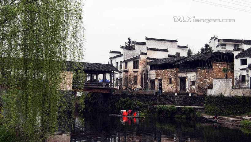 东方人,一个人,家庭主妇,家,蹲,横图,室外,白天,正面,旅游,度假,河流,美景,水,植物,楼梯,柳树,中国,亚洲,仅一个女性,仅一个人,一排,一艘,许多,竹制,整齐,编织,木板,瓦片,竹排,房屋,阶梯,屋檐,屋子,河水,景观,水流,云,云朵,桥,木桥,运输工具,云彩,注视,黄种人,娱乐,江西,婺源,楼房,垂柳,檐,民居,台阶,住宅,栈桥,竹筏,树,树木,排列,渔民,洗衣服,蓝色,绿色,白云,蓝天,天空,自然,交通工具,天,低头,观察,看,仅一个中年女性,享受,休闲,石阶,景色,放松,生长,晴朗,成长,观看,人行桥,木板桥,竹条,察看,竹制品,队列,关注,自然风光,载具,东亚,马头墙,江西省,中华人民共和国,华东地区,赣,婺源县,上饶,上饶市,倒挂柳,水上交通工具,女人,女性,中年女性,亚洲人,晴空,垂枝柳,主妇,蹲着,清洗,彩图,全身,房子,bjzqp1