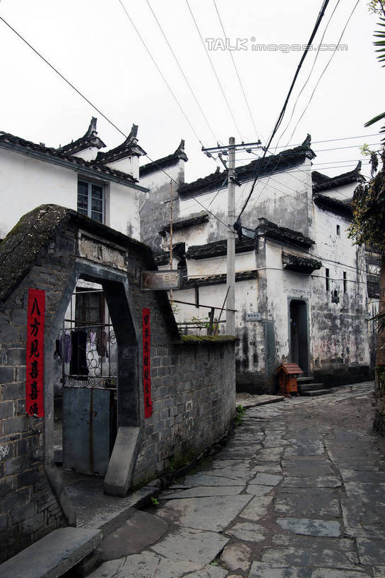 无人,家,竖图,室外,白天,正面,旅游,度假,美景,窗户,门,道路,路,中国,对联,亚洲,许多,晾晒,阴影,服装,环保,电力,光线,木制,标志,电线,电线杆,文字,线,影子,字符,房屋,墙,屋子,景观,石板,小路,小巷,垃圾桶,电能,交通,线路,娱乐,标识,江西,婺源,楼房,民居,斑驳,墙壁,墙面,住宅,排列,衣服,红色,灰色,天空,阳光,木制品,容器,门框,天,享受,休闲,汉字,景色,放松,服饰,能源,储藏,电,垃圾箱,电源,回收,资源,衣着,储存,穿着,队列,中文,能量,利用,低碳,东亚,循环,马头墙,江西省,中华人民共和国,华东地区,国文,华文,赣,婺源县,上饶,上饶市,持续,衣饰,班驳,寂静,清幽,幽静,彩图,房子,贮存,bjzqp1