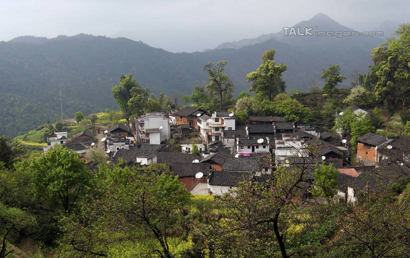无人,家,横图,俯视,室外,白天,旅游,度假,美景,山,山脉,树林,植物,中国,亚洲,一排,许多,整齐,房屋,屋顶,屋子,景观,山峰,乡村,云,云朵,山峦,云彩,顶棚,娱乐,江西,婺源,楼房,民居,住宅,树,树木,排列,蓝色,绿色,白云,蓝天,天空,自然,村庄,群山,天,享受,休闲,景色,放松,生长,晴朗,成长,村落,队列,自然风光,东亚,江西省,中华人民共和国,华东地区,赣,婺源县,上饶,上饶市,村子,晴空,彩图,高角度拍摄,房子,bjzqp1