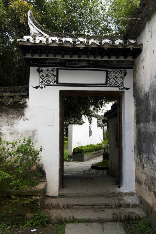 无人,竖图,室外,白天,正面,旅游,度假,草地,草坪,名胜古迹,植物,门,标志建筑,地标,建筑,中国,亚洲,一排,许多,阴影,花纹,遗迹,整齐,装饰,光线,瓦片,影子,阶梯,墙,屋檐,古迹,文物,娱乐,建设,古建筑,江西,婺源,檐,墙壁,墙面,台阶,草,树,树木,排列,绿色,白色,阳光,自然,门框,享受,休闲,石阶,旅游胜地,放松,生长,成长,华丽,修饰,点缀,队列,延伸,古文明,东亚,江西省,中华人民共和国,华东地区,衬托,美观,雅致,雅观,赣,婺源县,上饶,上饶市,寂静,清幽,幽静,彩图,bjzqp1