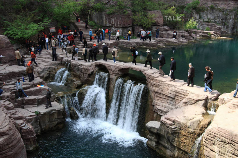 东方人,站,横图,俯视,室外,白天,旅游,度假,河流,美景,瀑布,山,山脉,水,植物,帽子,云台山,中国,亚洲,游客,游人,阴影,飞溅,服装,溅,光线,液体,影子,阶梯,河水,景观,山峰,水滴,水流,桥,山峦,许多人,注视,休闲装,黄种人,娱乐,运动帽,旅客,台阶,水珠,树,树木,衣服,红色,绿色,倒影,阳光,自然,群山,观察,看,站着,一群人,享受,休闲,休闲服,石阶,鸭舌帽,景色,放松,服饰,生长,成长,观看,人行桥,察看,倒映,关注,喷洒,自然风光,东亚,中华人民共和国,河南,河南省,豫,华中地区,焦作,焦作市,反照,修武,修武县,男人,男性,年轻男性,年轻女性,女人,女性,亚洲人,跌水,岩石,站立,彩图,高角度拍摄,全身,bjzqp1