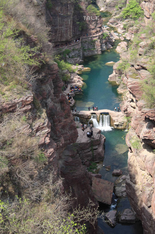 东方人,站,竖图,俯视,室外,白天,旅游,度假,草地,草坪,河流,石头,美景,瀑布,山,山脉,水,植物,云台山,中国,亚洲,游客,游人,阴影,飞溅,溅,光线,石子,液体,影子,河水,景观,山峰,水滴,水流,山峦,许多人,黄种人,娱乐,旅客,水珠,草,树,树木,绿色,倒影,阳光,自然,群山,站着,一群人,享受,休闲,石壁,景色,放松,生长,成长,倒映,喷洒,自然风光,东亚,中华人民共和国,河南,河南省,豫,华中地区,焦作,焦作市,反照,修武,修武县,男人,男性,年轻男性,年轻女性,女人,女性,亚洲人,跌水,石块,岩石,站立,彩图,高角度拍摄,全身,bjzqp1