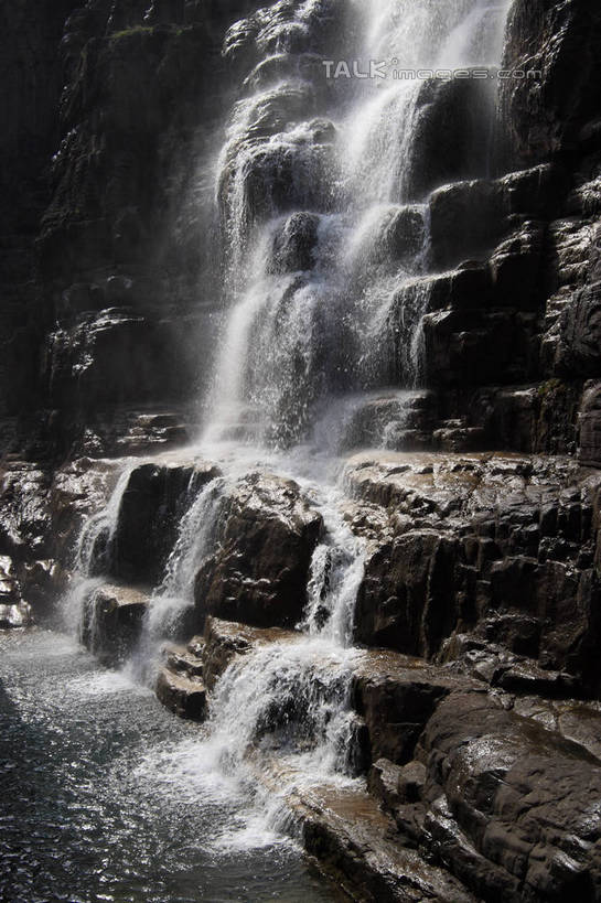 无人,竖图,室外,白天,正面,旅游,度假,河流,美景,瀑布,山,山脉,水,植物,云台山,中国,亚洲,阴影,飞溅,溅,光线,液体,影子,阶梯,河水,景观,山峰,水滴,水流,青苔,苔藓,山峦,娱乐,台阶,水珠,绿色,倒影,阳光,自然,群山,享受,休闲,石壁,石阶,景色,放松,生长,成长,倒映,喷洒,自然风光,东亚,中华人民共和国,河南,河南省,豫,华中地区,焦作,焦作市,反照,修武,修武县,跌水,岩石,彩图,bjzqp1