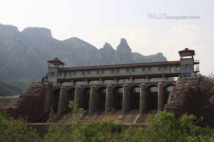 无人,栏杆,横图,室外,白天,仰视,旅游,度假,灌溉,草地,草坪,美景,山,山脉,树林,植物,建筑,云台山,中国,亚洲,蓄水,房屋,屋子,景观,山峰,云,云朵,围栏,山峦,云彩,娱乐,建设,护栏,水坝,水库,草,树,树木,蓝色,绿色,白云,蓝天,天空,自然,群山,天,享受,休闲,发电,景色,放松,生长,晴朗,成长,自然风光,东亚,坝,航运,中华人民共和国,防洪,供水,水力发电,河南,河南省,豫,华中地区,焦作,焦作市,修武,修武县,晴空,彩图,低角度拍摄,房子,bjzqp1