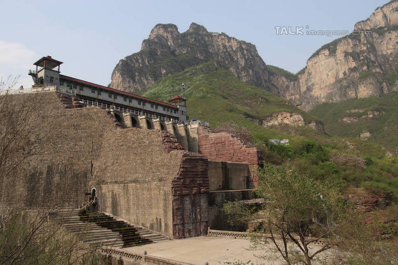 无人,栏杆,横图,室外,白天,仰视,旅游,度假,灌溉,草地,草坪,美景,山,山脉,树林,植物,建筑,云台山,中国,亚洲,蓄水,房屋,阶梯,屋子,景观,山峰,围栏,山峦,娱乐,建设,护栏,水坝,水库,台阶,草,树,树木,蓝色,绿色,蓝天,天空,自然,群山,天,享受,休闲,发电,石阶,景色,放松,生长,晴朗,成长,自然风光,东亚,坝,航运,万里无云,中华人民共和国,防洪,供水,水力发电,河南,河南省,豫,华中地区,焦作,焦作市,修武,修武县,晴空,晴空万里,彩图,低角度拍摄,房子,bjzqp1