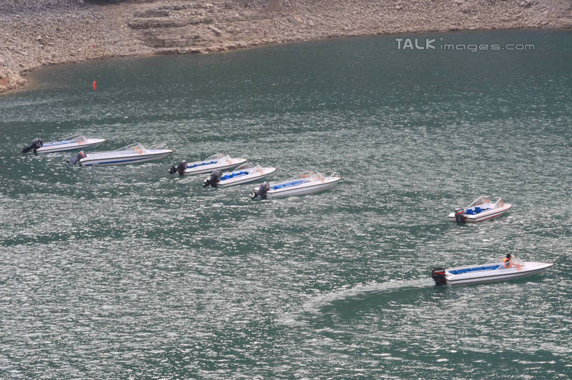 无人,横图,俯视,室外,白天,旅游,度假,河流,石头,美景,水,船,云台山,中国,亚洲,一排,许多,波纹,飞溅,整齐,溅,石子,液体,河水,景观,水滴,水流,游艇,娱乐,水珠,排列,水纹,自然,船尾波,交通工具,波浪,驾驶,行驶,享受,休闲,景色,放松,操纵,波光粼粼,控制,队列,喷洒,自然风光,载具,东亚,操控,中华人民共和国,把持,河南,河南省,豫,华中地区,焦作,焦作市,修武,修武县,石块,彩图,高角度拍摄,bjzqp1