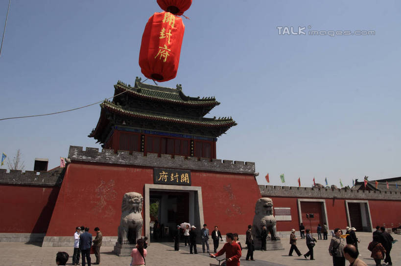 东方人,栏杆,站,走,横图,室外,白天,仰视,旅游,度假,名胜古迹,门,标志建筑,地标,建筑,哺乳动物,野生动物,狮子,旗帜,照明,雕塑,中国,亚洲,许多,吊挂,悬挂,阴影,遗迹,艺术,装饰,飘扬,电力,光线,标志,灯笼,电线,雕刻,雕像,瓦片,文字,线,影子,纸灯笼,字符,墙,屋檐,围栏,地面,电能,许多人,挂,线路,黄种人,古迹,文物,娱乐,标识,旗子,建设,城墙,古建筑,护栏,石雕,檐,墙壁,墙面,红色,蓝色,蓝天,天空,阳光,动物,工艺品,灯具,门框,天,站着,一群人,享受,休闲,汉字,旅游胜地,放松,晴朗,纪念,电,电源,电源线,照亮,美术,矗立,照明设备,飘动,中文,主题,开封,能量,凶猛,陈列,古文明,东亚,两座,万里无云,中华人民共和国,功能,美学,国文,华文,旌旗,旗号,河南,河南省,豫,华中地区,开封市,开封府,残暴,凶残,男人,男性,年轻男性,年轻女性,女人,女性,亚洲人,晴空,晴空万里,步行,散步,站立,走路,半身,彩图,低角度拍摄,bjzqp1