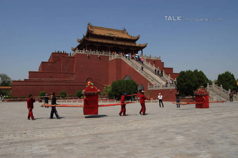 东方人,站,走,横图,室外,白天,正面,旅游,度假,名胜古迹,植物,标志建筑,地标,建筑,中国,亚洲,抬,握,阴影,遗迹,反射,光线,瓦片,影子,阶梯,墙,屋檐,拱门,地面,许多人,黄种人,古迹,文物,娱乐,建设,古建筑,檐,墙壁,墙面,台阶,树,树木,两个,红色,蓝色,绿色,蓝天,天空,阳光,自然,天,站着,一群人,享受,休闲,轿子,石阶,旅游胜地,放松,握着,生长,晴朗,成长,开封,古文明,东亚,花轿,万里无云,中华人民共和国,河南,河南省,豫,华中地区,开封市,开封府,男人,男性,年轻男性,年轻女性,女人,女性,亚洲人,晴空,晴空万里,步行,散步,站立,走路,彩图,全身,bjzqp1