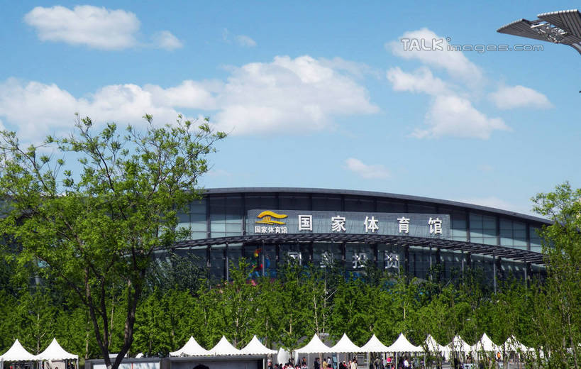 东方人,横图,室外,白天,正面,度假,美景,植物,城市风光,标志建筑,城市,地标,建筑,北京,中国,亚洲,游客,游人,阴影,光线,标志,文字,影子,字符,景观,云,云朵,建筑群,首都,许多人,云彩,黄种人,娱乐,标识,建设,匾额,树,树木,蓝色,绿色,白云,蓝天,天空,阳光,自然,天,一群人,享受,休闲,汉字,景色,放松,生长,晴朗,成长,遮阳棚,中文,东亚,中华人民共和国,北京市,京,北平,华北地区,国文,华文,男人,男性,年轻男性,年轻女性,女人,女性,亚洲人,晴空,半身,彩图,国家体育馆,奥林匹克公园,bjzqp1