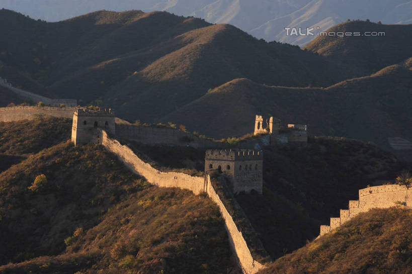 无人,横图,俯视,室外,白天,旅游,度假,名胜古迹,山,山脉,树林,植物,地标,长城,中国,亚洲,阴影,弯曲,遗迹,光线,影子,墙,山峰,辽阔,山峦,古迹,文物,娱乐,城墙,古建筑,墙壁,墙面,树,树木,绿色,阳光,自然,群山,享受,休闲,广阔,旅游胜地,放松,蜿蜒,生长,成长,延伸,万里长城,古文明,东亚,世界文化遗产,中华人民共和国,广大,广宽,空阔,延长,彩图,高角度拍摄,标志性建筑,bjzqp1