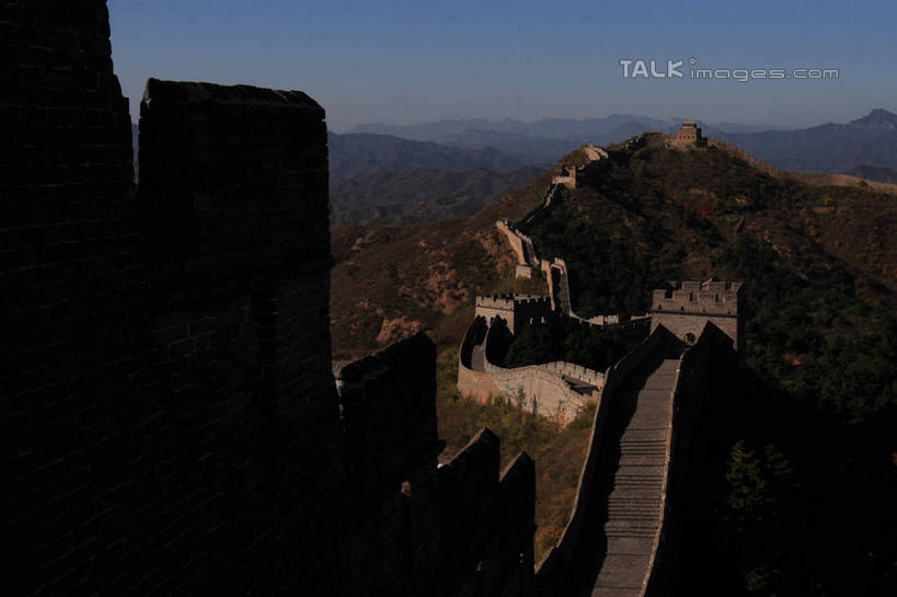 无人,横图,俯视,室外,白天,旅游,度假,名胜古迹,山,山脉,树林,植物,地标,长城,中国,亚洲,阴影,弯曲,遗迹,光线,影子,墙,山峰,山峦,古迹,文物,娱乐,城墙,古建筑,墙壁,墙面,树,树木,蓝色,绿色,蓝天,天空,阳光,自然,群山,天,享受,休闲,旅游胜地,放松,蜿蜒,生长,晴朗,成长,延伸,万里长城,古文明,东亚,世界文化遗产,万里无云,中华人民共和国,延长,晴空,晴空万里,彩图,高角度拍摄,标志性建筑,bjzqp1