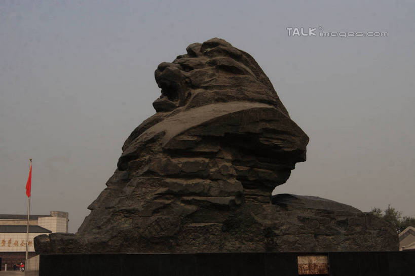 无人,横图,室外,白天,正面,植物,建筑,哺乳动物,野生动物,狮子,旗帜,雕塑,阴影,艺术,装饰,光线,雕刻,雕像,旗杆,影子,红旗,石雕,树,树木,一只,蓝色,绿色,蓝天,天空,阳光,自然,动物,工艺品,天,生长,晴朗,成长,纪念,美术,主题,凶猛,底座,陈列,万里无云,功能,美学,残暴,凶残,旗,晴空,晴空万里,彩图,bjzqp1