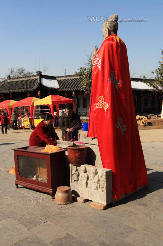 东方人,站,竖图,室外,白天,正面,旅游,度假,名胜古迹,标志建筑,地标,建筑,雕塑,武汉,中国,亚洲,阴影,节日,遗迹,艺术,装饰,光线,雕刻,雕像,影子,许多人,黄种人,古迹,文化,文物,娱乐,建设,古建筑,石雕,红色,阳光,工艺品,祈祷,祈福,站着,一群人,享受,休闲,健康,披风,旅游胜地,放松,许愿,宗教,信仰,烧香,纪念,祈求,美术,主题,道教,陈列,古文明,东亚,湖北,湖北省,武昌区,武汉市,武昌,中华人民共和国,省会,功能,美学,华中地区,鄂,平安,老年男性,男人,男性,亚洲人,站立,半身,彩图,玄门,长春观,bjzqp1