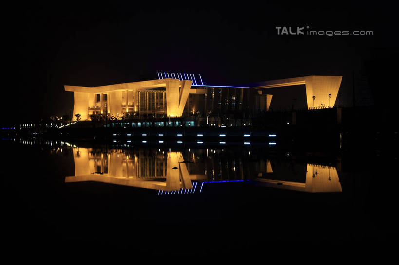 无人,横图,室外,夜晚,正面,旅游,度假,湖,湖泊,美景,水,植物,城市风光,标志建筑,城市,地标,建筑,照明,阴影,光线,影子,房屋,屋子,湖面,景观,水流,水面,灯光,娱乐,建设,灯,树,树木,绿色,倒影,天空,自然,灯具,湖水,天,享受,休闲,景色,放松,生长,成长,照亮,倒映,照明设备,地灯,反照,地埋灯,彩图,房子,bjzqp1