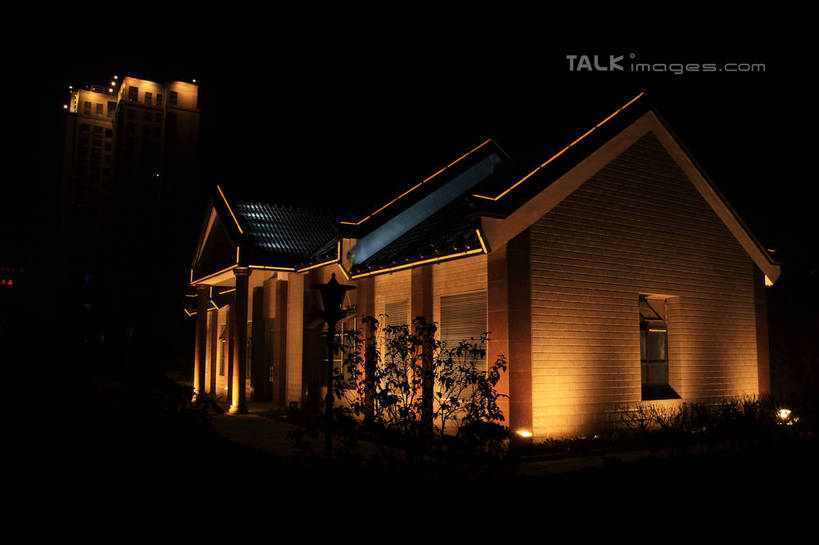 无人,家,高楼大厦,横图,室外,夜晚,正面,度假,草地,草坪,美景,植物,窗户,城市风光,城市,大厦,建筑,路灯,摩天大楼,照明,房屋,墙,屋子,景观,灯光,娱乐,建设,楼房,玻璃窗,墙壁,墙面,住宅,灯,草,树,树木,绿色,天空,自然,灯具,天,享受,休闲,景色,放松,生长,成长,照亮,照明设备,地灯,地埋灯,彩图,房子,大楼,高层建筑,高楼,摩天楼,bjzqp1