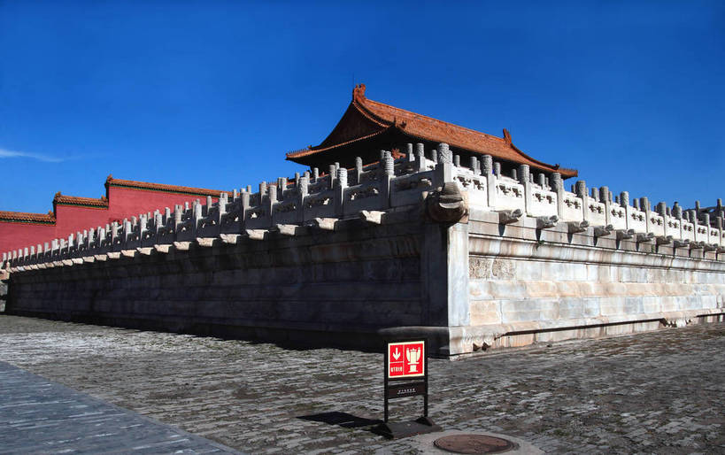 无人,故宫,栏杆,横图,室外,白天,正面,旅游,度假,名胜古迹,楼梯,标志建筑,地标,建筑,指示牌,雕塑,北京,中国,亚洲,阴影,遗迹,艺术,装饰,光线,标志,雕刻,雕像,扶手,文字,影子,阶梯,围栏,首都,古迹,文物,娱乐,标识,建设,古建筑,护栏,台阶,红色,蓝色,蓝天,天空,阳光,工艺品,紫禁城,天,享受,休闲,旅游胜地,放松,纪念,美术,主题,陈列,古文明,东亚,窨井盖,中华人民共和国,北京市,京,北平,华北地区,功能,美学,北京故宫博物院,彩图,bjzqp1