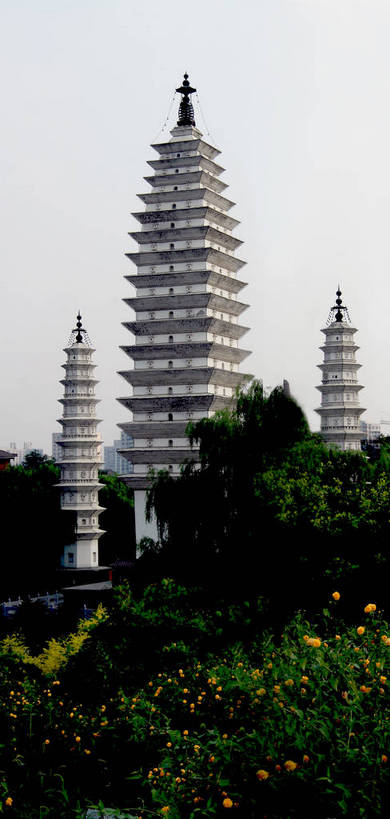 无人,竖图,室外,白天,正面,旅游,度假,名胜古迹,植物,标志建筑,地标,建筑,北京,中国,亚洲,遗迹,云,云朵,尖顶,首都,云彩,古迹,文物,娱乐,建设,古建筑,树,树木,蓝色,绿色,白云,蓝天,天空,自然,天,享受,休闲,旅游胜地,放松,生长,成长,古文明,东亚,中华人民共和国,北京市,京,北平,华北地区,民族建筑,北京中华民族园,崇圣寺,崇圣寺三塔,千寻塔,中华民族园,彩图,bjzqp1