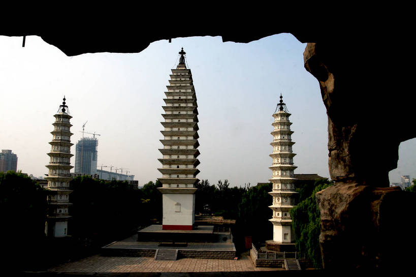 无人,横图,室外,白天,正面,旅游,度假,名胜古迹,标志建筑,地标,建筑,北京,中国,亚洲,阴影,遗迹,光线,影子,云,云朵,尖顶,首都,云彩,古迹,文物,娱乐,建设,古建筑,蓝色,白云,蓝天,天空,阳光,天,享受,休闲,旅游胜地,放松,古文明,东亚,中华人民共和国,北京市,京,北平,华北地区,民族建筑,北京中华民族园,崇圣寺,崇圣寺三塔,千寻塔,中华民族园,彩图,bjzqp1