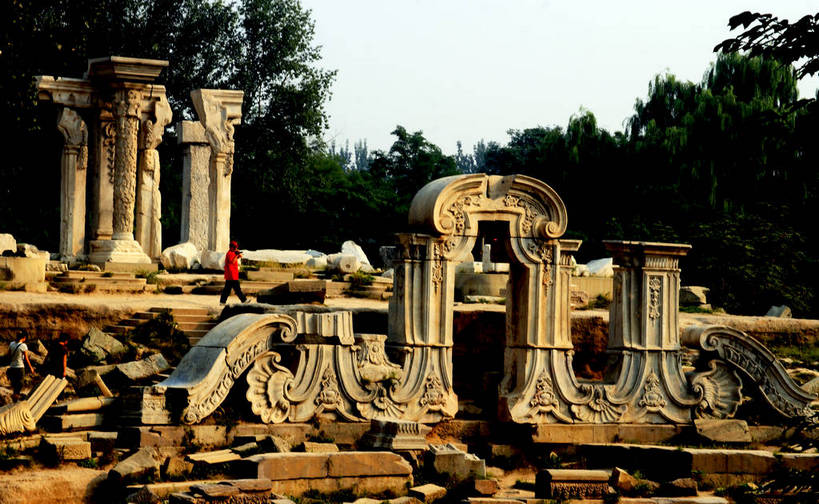 东方人,一个人,走,横图,室外,白天,正面,旅游,度假,名胜古迹,植物,标志建筑,地标,建筑,北京,圆明园,中国,亚洲,仅一个年轻女性,仅一个女性,仅一个人,游客,游人,阴影,遗迹,光线,标志,影子,墙,建筑群,首都,黄种人,古迹,破坏,文物,娱乐,建设,古建筑,旅客,遗址,墙壁,墙面,树,树木,蓝色,绿色,蓝天,天空,阳光,自然,天,享受,休闲,旅游胜地,放松,生长,成长,园林,损坏,象征,毁坏,古文明,东亚,中华人民共和国,北京市,京,北平,华北地区,残垣断壁,北京圆明园,大水法,皇家园林,年轻女性,女人,女性,亚洲人,步行,散步,走路,彩图,全身,bjzqp1