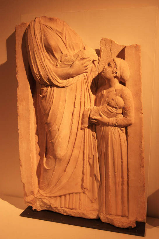 西方人,婴儿,儿童,无人,四个人,家庭,母亲,女儿,博物馆,站,抱,竖图,室内,白天,侧面,旅游,度假,纯洁,建筑,帽子,石膏,雕塑,法国,巴黎,欧洲,欧洲人,戴,阴影,神话,艺术,装饰,无头,光线,雕刻,雕像,影子,大理石,灯光,卢浮宫,首都,注视,破坏,文化,娱乐,石雕,展品,破损,小孩,工艺品,看,站着,享受,休闲,温暖,温馨,母女,一家人,展示,放松,可爱,母爱,童年,童趣,活泼,抱着,纪念,展览,展厅,美术,损坏,戴着,和睦,石膏像,搂着,关注,希腊文化,主题,宝宝,陈列,童真,希腊神话,纯真,烂漫,无邪,法兰西共和国,功能,美学,法兰西第五共和国,大理石制品,古希腊文化,罗浮宫博物馆,伶俐,天真,年轻女性,女孩,女人,女性,白种人,孩子,年轻人,怀抱,搂,搂抱,抬头,相抱,仰头,拥抱,站立,半身,彩图,融洽,女生,bjzqp1