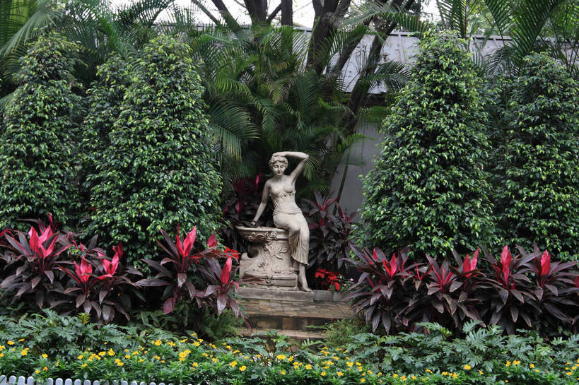 一个人,无人,公园,花园,栏杆,横图,室外,白天,正面,旅游,度假,花海,花圃,美景,树林,植物,叶子,雕塑,广州,中国,亚洲,仅一个年轻女性,仅一个女性,仅一个人,许多,艺术,装饰,盛开,雕刻,雕像,景观,园艺,围栏,绿叶,花蕾,娱乐,护栏,石雕,花,花瓣,花朵,花卉,鲜花,树,树木,蓝色,绿色,风景,蓝天,天空,自然,工艺品,花丛,花田,天,花苞,花蕊,享受,休闲,嫩叶,景色,放松,生长,晴朗,成长,纪念,园林,风光,美术,景物,主题,陈列,东亚,广东,森林公园,广东省,万里无云,中华人民共和国,华南地区,省会,功能,美学,广州市,粤,风物,光景,景致,流溪河国家森林公园,年轻女性,女人,女性,叶,叶片,晴空,晴空万里,小花园,彩图,全身,bjzqp1