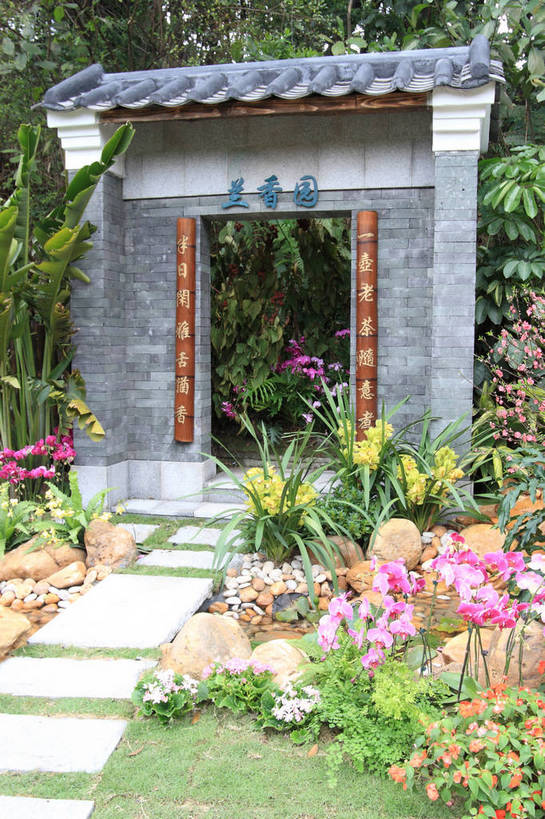 无人,公园,花园,竖图,俯视,室外,白天,旅游,度假,幸福,纯洁,花海,花圃,石头,美景,植物,楼梯,门,道路,路,蝴蝶兰,水仙花,叶子,广州,中国,亚洲,许多,盛开,牌匾,石子,阶梯,景观,园艺,围墙,小路,绿叶,交通,美丽,花蕾,娱乐,匾额,台阶,花,花瓣,花朵,花卉,鲜花,红色,绿色,风景,自然,门框,花丛,花田,花苞,花蕊,享受,休闲,嫩叶,景色,放松,生长,成长,园林,风光,景物,东亚,广东,森林公园,广东省,中华人民共和国,华南地区,省会,金盏银台,玉玲珑,女史花,雅蒜,天蒜,广州市,粤,初恋,蝶兰,兰中皇后,风物,光景,景致,流溪河国家森林公园,黄水仙,凌波仙子,水仙,天葱,洋水仙,叶,叶片,石块,小花园,彩图,高角度拍摄,bjzqp1