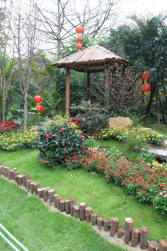 无人,公园,花园,竖图,俯视,室外,白天,旅游,度假,草地,草坪,花海,花圃,石头,美景,树林,植物,叶子,广州,中国,亚洲,许多,装饰,盛开,灯笼,石子,亭子,景观,园艺,绿叶,花蕾,娱乐,草,花,花瓣,花朵,花卉,鲜花,树,树木,蓝色,绿色,风景,蓝天,天空,自然,凉亭,花丛,花田,天,花苞,花蕊,享受,休闲,嫩叶,景色,放松,生长,晴朗,成长,园林,风光,华丽,修饰,点缀,景物,东亚,广东,森林公园,广东省,万里无云,中华人民共和国,华南地区,省会,广州市,粤,衬托,美观,雅致,雅观,风物,光景,景致,流溪河国家森林公园,叶,叶片,石块,晴空,晴空万里,小花园,彩图,高角度拍摄,bjzqp1