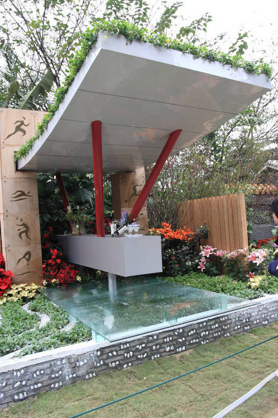 无人,公园,花园,竖图,俯视,室外,白天,旅游,度假,草地,草坪,花海,花圃,美景,植物,百合花,叶子,玻璃,广州,中国,亚洲,许多,阴影,盛开,反射,标志,图案,文字,影子,字符,景观,园艺,绿叶,花蕾,娱乐,标识,玻璃制品,草,花,花瓣,花朵,花卉,鲜花,蓝色,绿色,风景,蓝天,天空,自然,绳子,花丛,花田,天,花苞,花蕊,享受,休闲,嫩叶,景色,放松,生长,晴朗,成长,园林,风光,绳索,景物,东亚,广东,森林公园,广东省,山茱萸,万里无云,中华人民共和国,华南地区,省会,强瞿,广州市,粤,山萸肉,山芋肉,蜀酸枣,天木籽,药枣,萸肉,枣皮,风物,光景,景致,流溪河国家森林公园,百合蒜,倒仙,番韭,山丹,叶,叶片,晴空,晴空万里,小花园,彩图,高角度拍摄,bjzqp1