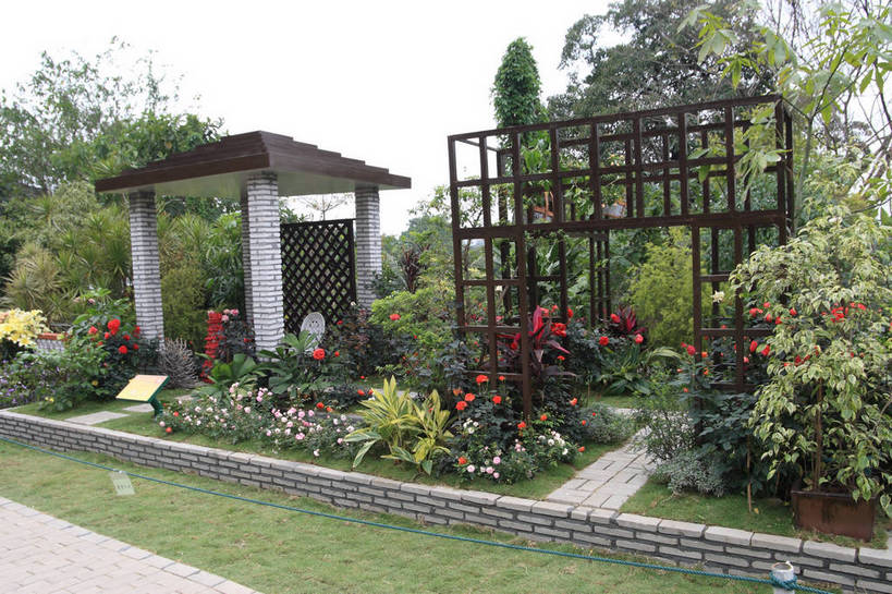 无人,公园,花园,横图,俯视,室外,白天,旅游,度假,草地,草坪,花海,花圃,美景,植物,道路,路,叶子,椅子,广州,中国,亚洲,许多,盛开,盆栽,塑料,亭子,景观,园艺,小路,绿叶,盆景,交通,花蕾,娱乐,草,花,花瓣,花朵,花卉,鲜花,蓝色,绿色,风景,蓝天,天空,自然,绳子,塑料制品,凉亭,花丛,花田,天,花苞,花蕊,享受,休闲,嫩叶,景色,放松,生长,晴朗,成长,园林,风光,绳索,乘凉,景物,东亚,广东,森林公园,广东省,万里无云,中华人民共和国,华南地区,省会,广州市,粤,风物,光景,景致,流溪河国家森林公园,叶,叶片,晴空,晴空万里,小花园,彩图,高角度拍摄,bjzqp1