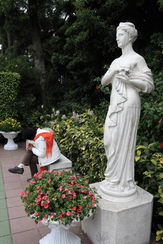 一个人,无人,公园,花园,站,坐,竖图,室外,白天,正面,旅游,度假,花海,花圃,美景,树林,植物,叶子,椅子,雕塑,广州,中国,亚洲,仅一个年轻女性,仅一个女性,仅一个人,许多,艺术,装饰,盛开,雕刻,雕像,花坛,躺椅,景观,园艺,绿叶,二郎腿,花蕾,娱乐,石雕,花,花瓣,花朵,花卉,鲜花,树,树木,蓝色,绿色,风景,蓝天,天空,自然,工艺品,花丛,花田,天,花苞,花蕊,低头,站着,享受,休闲,嫩叶,石椅,景色,放松,生长,晴朗,成长,纪念,园林,风光,美术,景物,主题,陈列,东亚,广东,森林公园,广东省,万里无云,中华人民共和国,华南地区,省会,功能,美学,广州市,粤,垂头,风物,光景,景致,流溪河国家森林公园,年轻女性,女人,女性,叶,叶片,晴空,晴空万里,小花园,站立,坐着,彩图,全身,bjzqp1