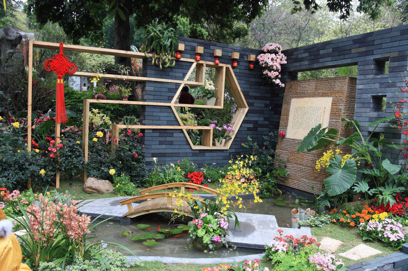 无人,公园,花园,横图,室外,白天,正面,旅游,度假,花海,花圃,河流,美景,树林,水,植物,叶子,广州,中国,亚洲,许多,盛开,木板,墙,河水,景观,水流,园艺,围墙,桥,芋头,绿叶,木桥,花蕾,娱乐,布置,墙壁,墙面,栈桥,花,花瓣,花朵,花卉,鲜花,树,树木,红色,蓝色,绿色,风景,蓝天,天空,小溪,自然,中国结,花丛,花田,天,溪水,花苞,花蕊,享受,休闲,嫩叶,假山,景色,放松,生长,晴朗,成长,园林,人行桥,木板桥,风光,景物,自然风光,东亚,广东,森林公园,广东省,万里无云,中华人民共和国,华南地区,省会,广州市,粤,青芋,风物,光景,景致,芋头花,流溪河国家森林公园,兰花,叶,叶片,晴空,晴空万里,芋艿,小花园,布景,彩图,bjzqp1