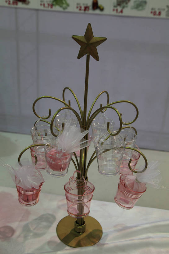 无人,竖图,俯视,室内,特写,白天,桌面,桌子,静物,杯子,北京,中国,亚洲,许多,阴影,透明,光线,包装,影子,支架,塑料,墙,星星,灯光,食品,糖,糖果,甜点,甜品,首都,架子,墙壁,墙面,食物,粉色,塑料制品,甜食,星形,展示,喜糖,展览,展会,塑料杯,五角形,东亚,中华人民共和国,北京市,京,北平,华北地区,五角星,彩图,高角度拍摄,博览会,婚博会,结婚展,中国婚博会,北京展览馆,bjzqp1