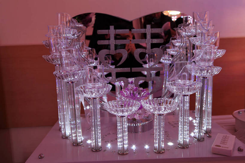 无人,横图,室内,特写,白天,正面,婚礼,快乐,静物,杯子,北京,中国,亚洲,许多,阴影,庆祝,装饰,围绕,光线,标志,高脚杯,文字,影子,字符,墙,灯光,首都,结婚,标识,墙壁,墙面,玻璃制品,排列,酒杯,喜庆,汉字,展示,纪念,展览,展会,华丽,修饰,点缀,队列,中文,香槟杯,东亚,中华人民共和国,北京市,京,北平,华北地区,衬托,美观,雅致,雅观,国文,华文,玻璃杯,彩图,高兴,博览会,婚博会,结婚展,中国婚博会,北京展览馆,香槟塔,bjzqp1