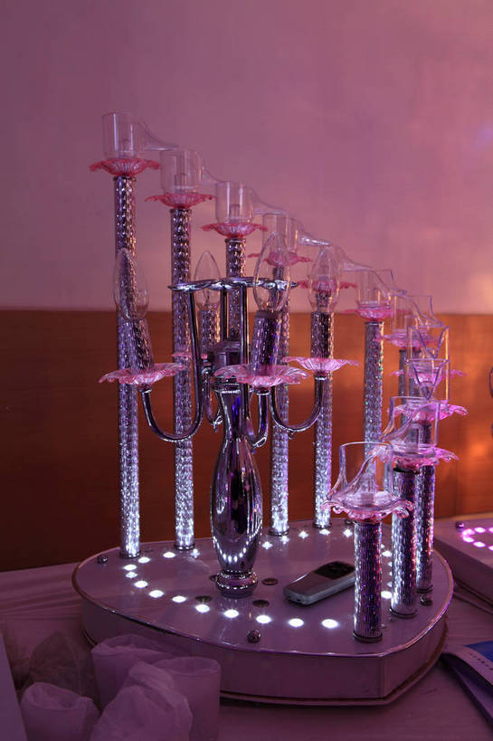 无人,打电话,竖图,室内,特写,白天,正面,婚礼,快乐,静物,杯子,电话,手机,北京,中国,亚洲,许多,阴影,庆祝,装饰,围绕,光线,高脚杯,影子,墙,灯光,首都,结婚,通讯设备,墙壁,墙面,玻璃制品,排列,酒杯,喜庆,展示,纪念,展览,展会,华丽,修饰,点缀,队列,香槟杯,东亚,中华人民共和国,北京市,京,北平,华北地区,衬托,美观,雅致,雅观,交流,玻璃杯,沟通,通话,彩图,高兴,博览会,婚博会,结婚展,中国婚博会,北京展览馆,香槟塔,bjzqp1