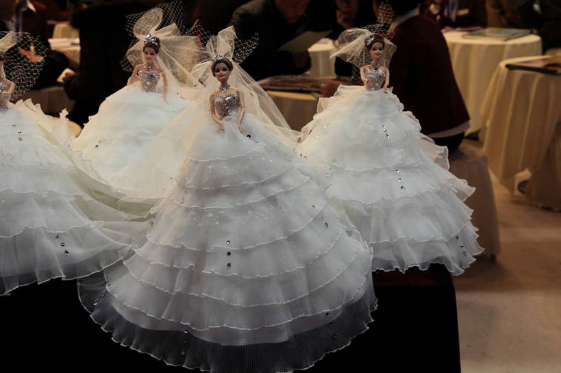 东方人,一个人,新娘,站,坐,举,横图,室内,白天,侧面,婚纱,婚礼,游戏,快乐,桌面,桌子,玩具,北京,中国,亚洲,仅一个年轻女性,仅一个女性,仅一个人,许多,阴影,庆祝,光线,人偶,娃娃,影子,凳子,墙,灯光,地面,首都,结婚,玩,黄种人,娱乐,墙壁,墙面,白色,托,站着,休闲,喜庆,展示,益智,活动,纪念,展览,展会,发泄,消遣,智力,芭比娃娃,东亚,圆凳,中华人民共和国,北京市,京,北平,华北地区,宣泄,年轻女性,女人,女性,亚洲人,举起,举手,举着,玩耍,嬉戏,向上举,向上伸,向上托,站立,坐着,半身,彩图,婚礼服,礼服,高兴,博览会,婚博会,结婚展,中国婚博会,北京展览馆,芭比,bjzqp1